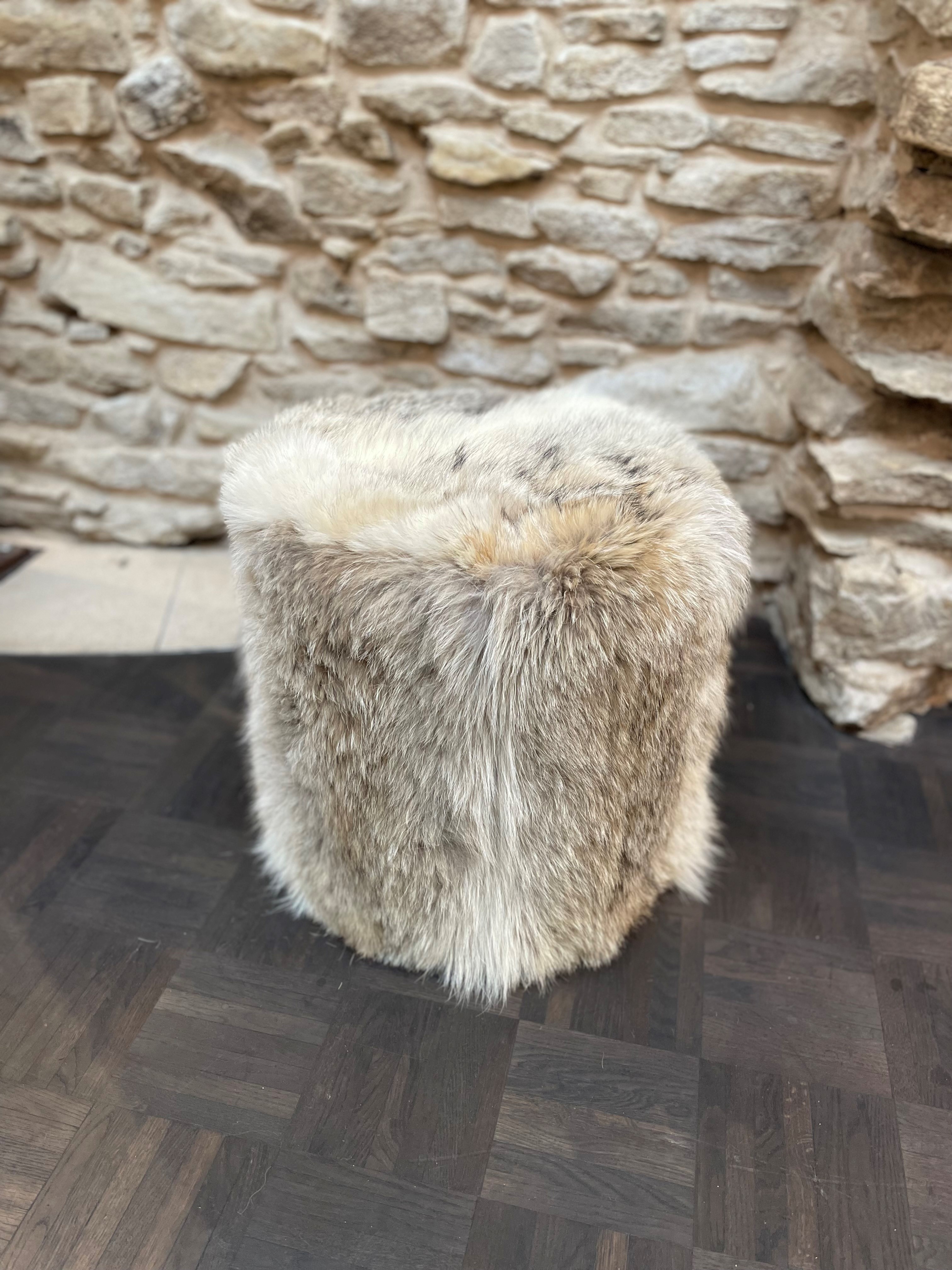 Umarbeitung eines Coyoenmantels in einen Coyoten Hocker