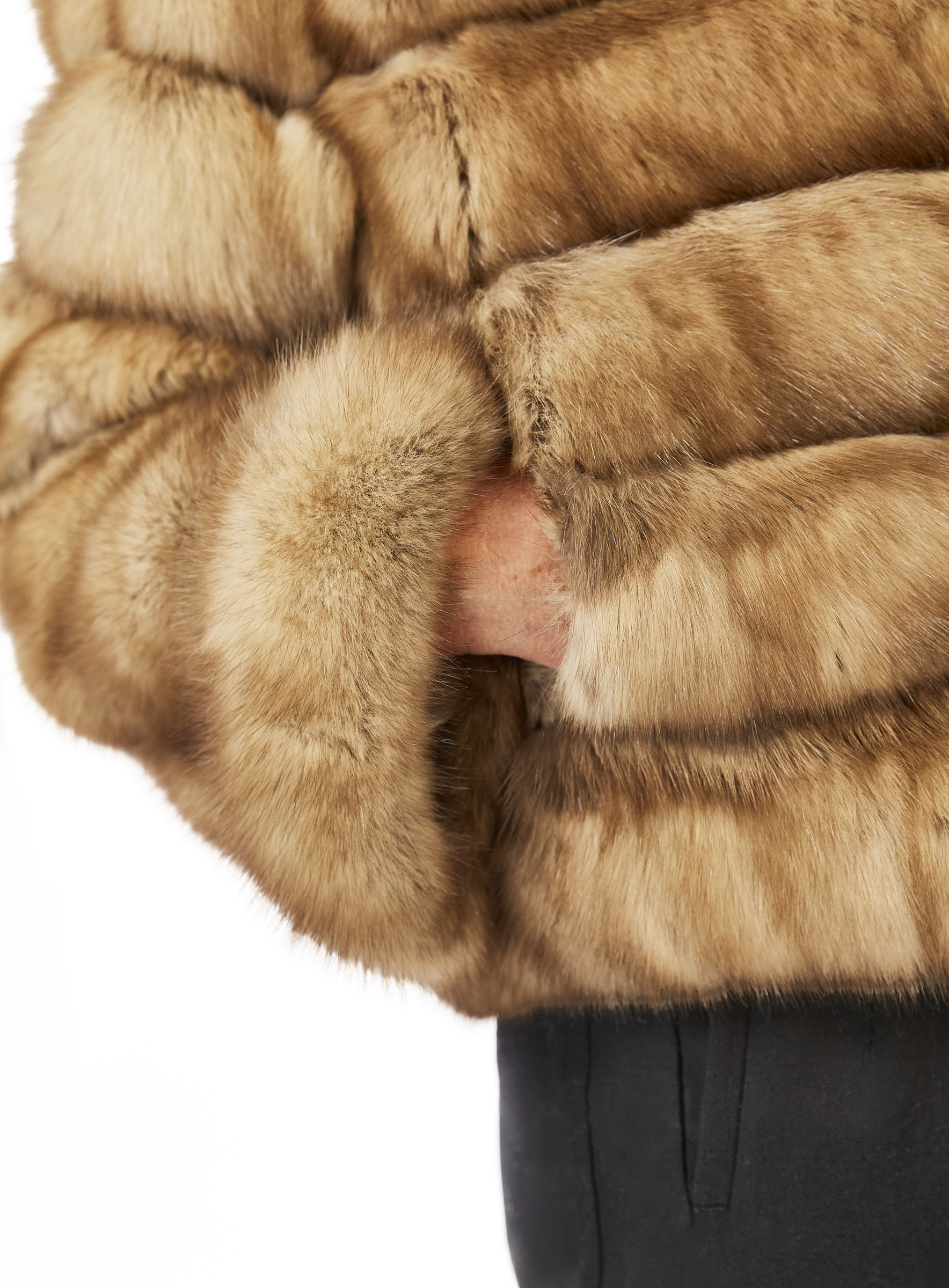 Kurze russische Zobeljacke mit Kapuze in Querverarbeitung