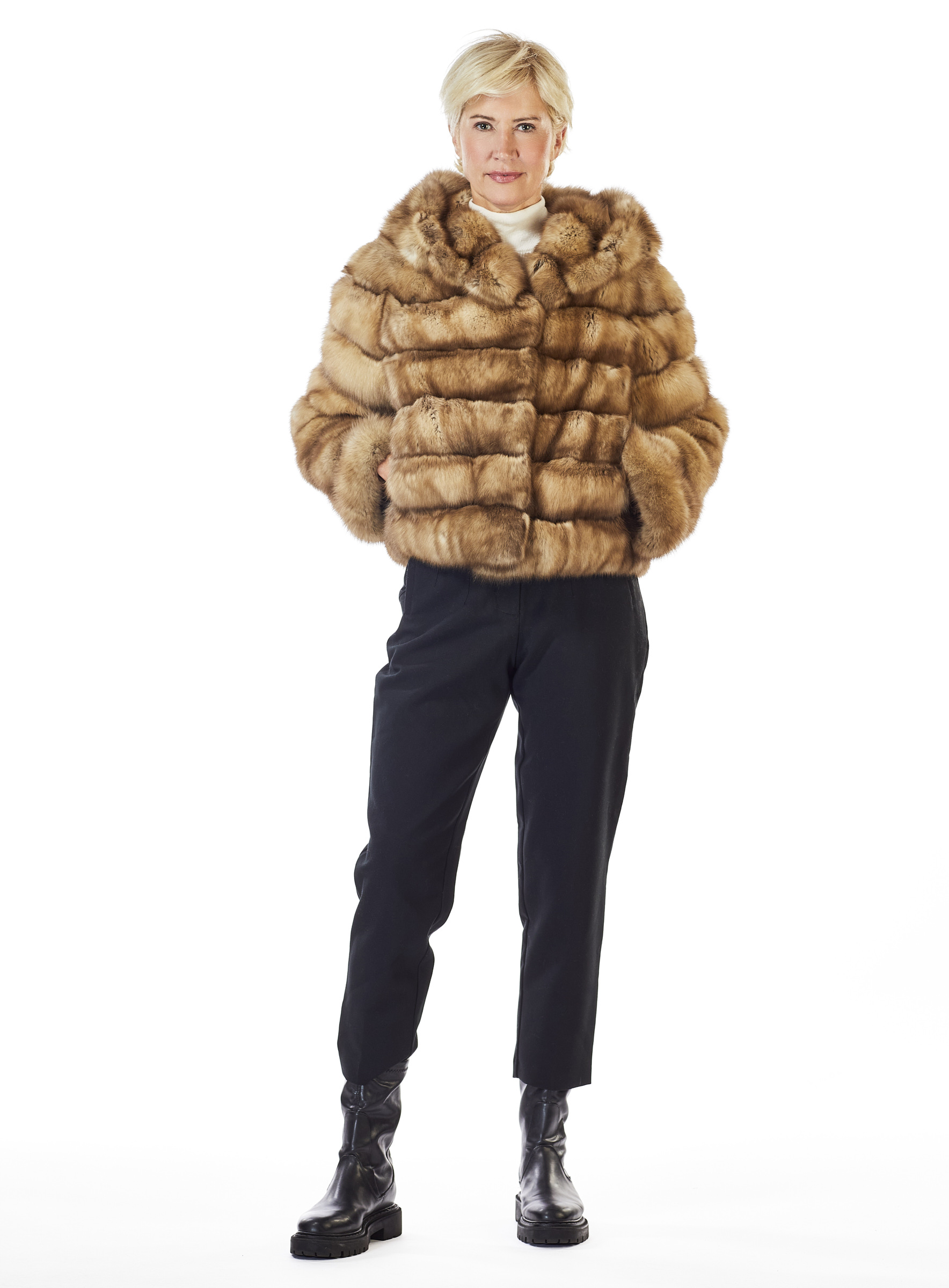 Kurze russische Zobeljacke mit Kapuze in Querverarbeitung