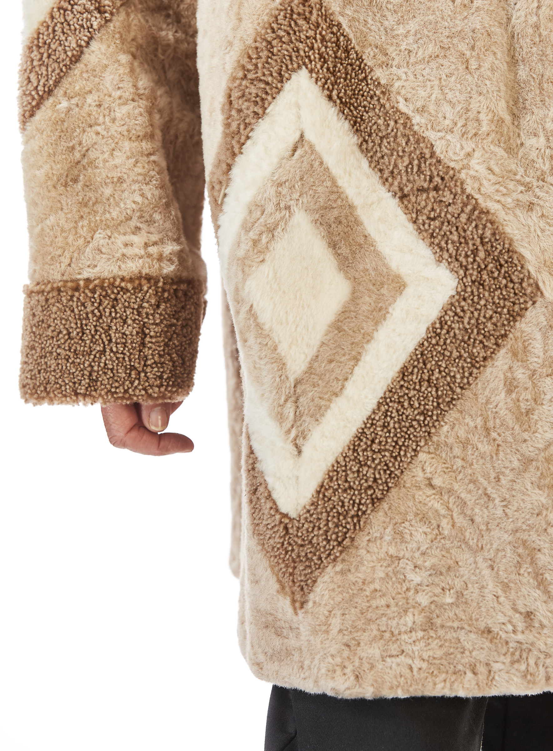 Astrakan Lammfell-Wendemantel mit grafischem Design