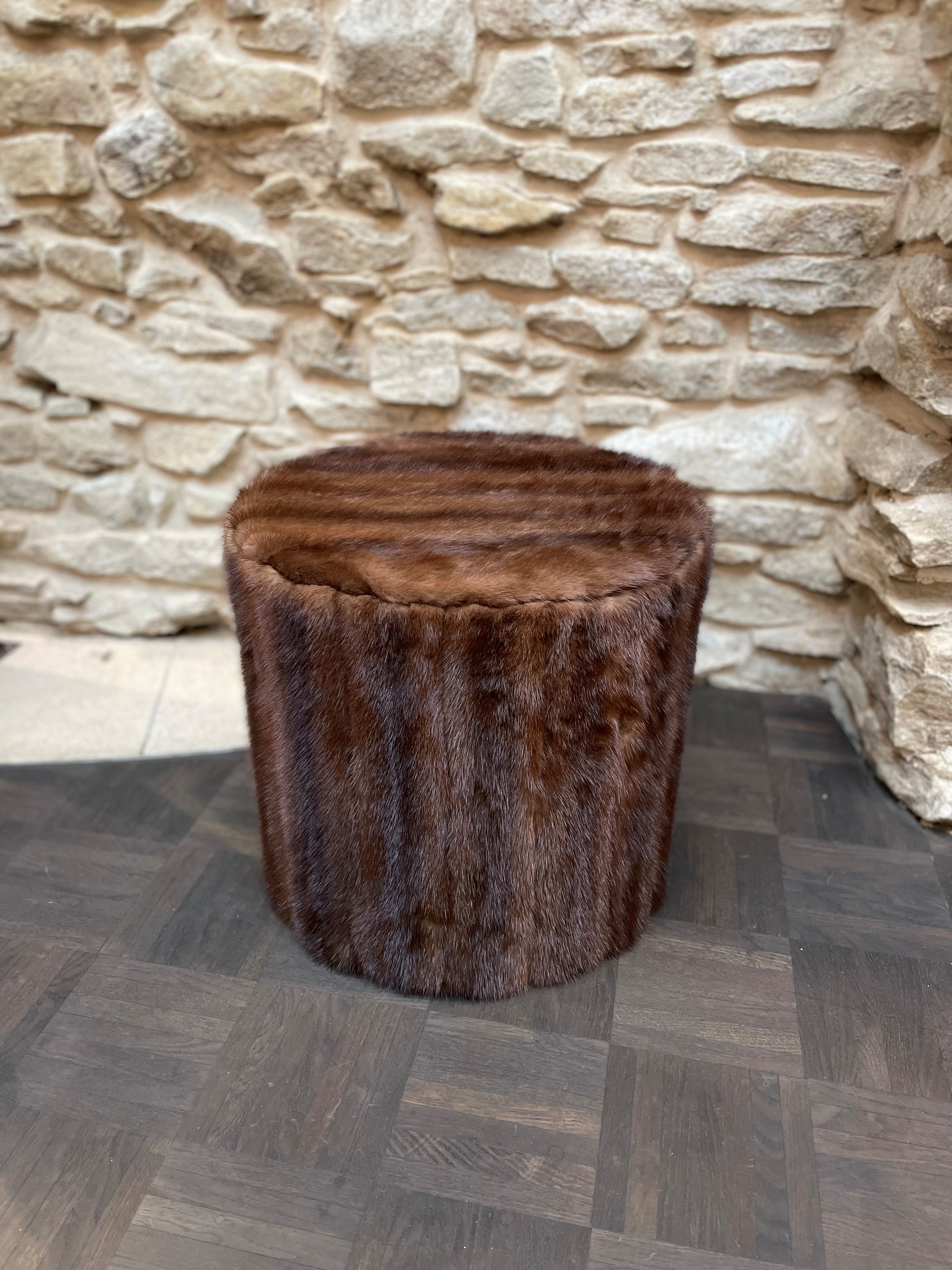 Umgestaltung eines Nerzmantels in einen runden Nerzhocker