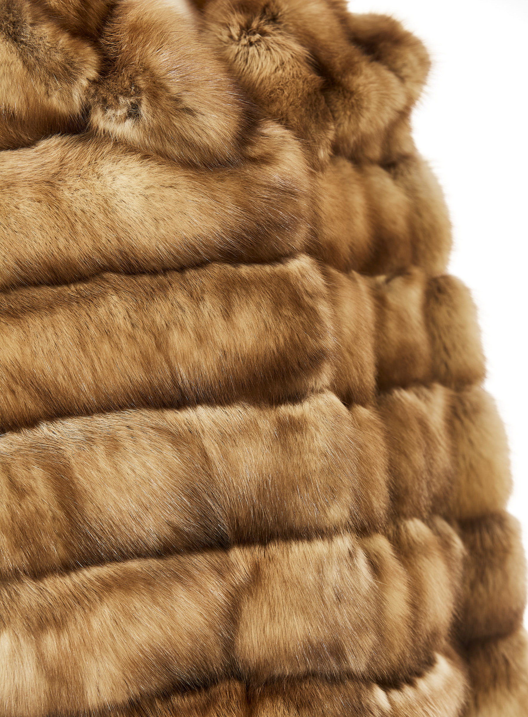 Kurze russische Zobeljacke mit Kapuze in Querverarbeitung
