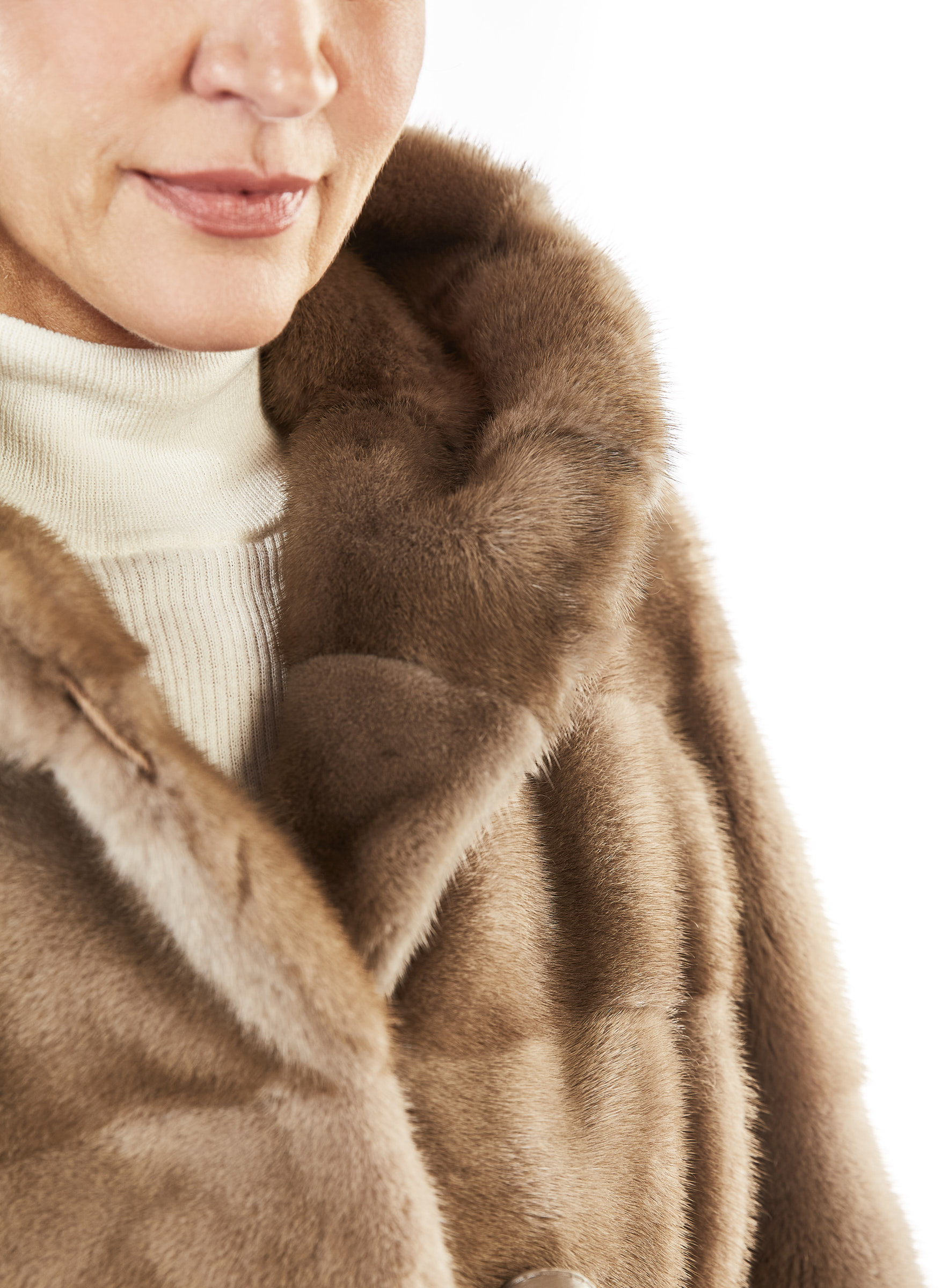 Nerz-Kapuzenjacke in Naturfarbe Pastel mit Gürtel