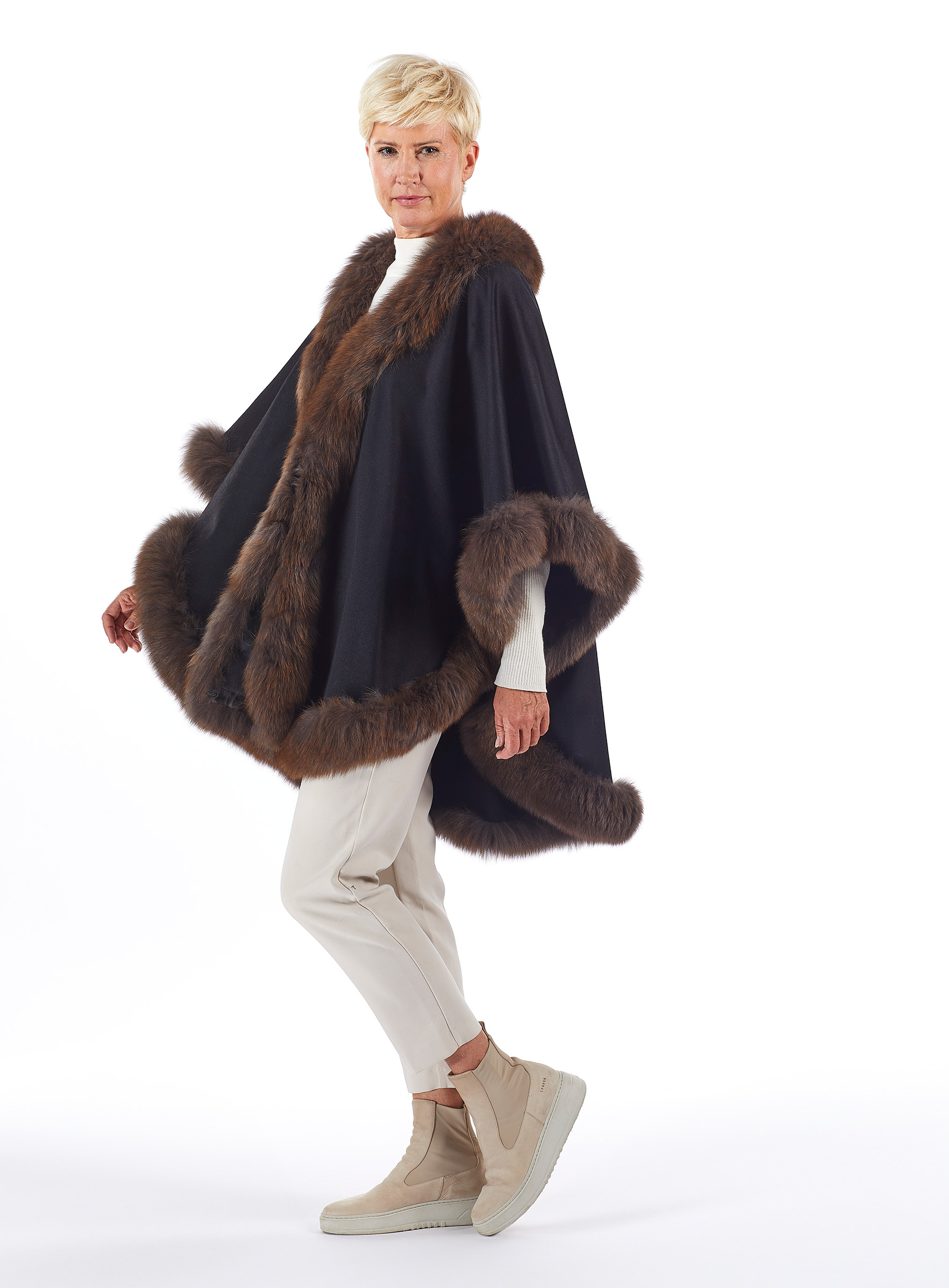 Cashmere Cape mit Blaufuchs in Zobeloptik