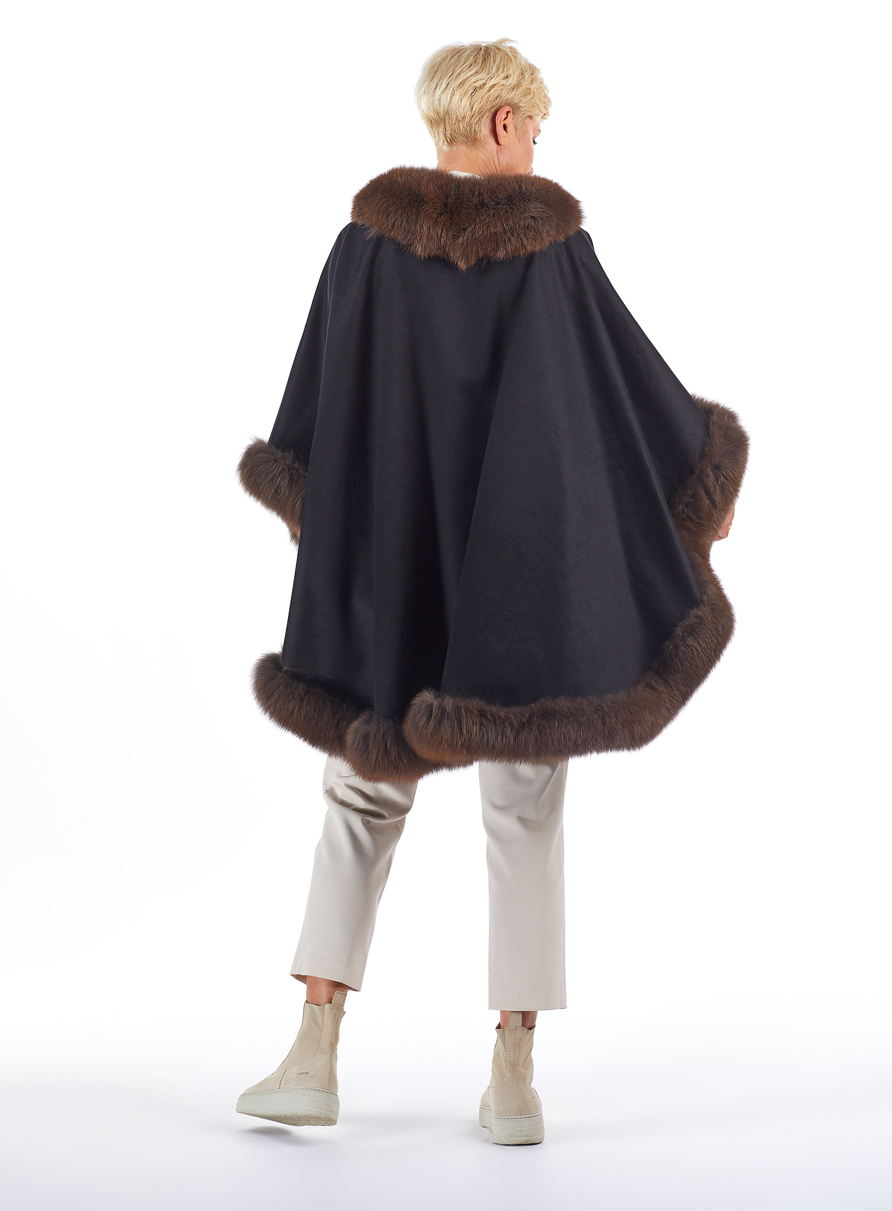 Cashmere Cape mit Blaufuchs in Zobeloptik