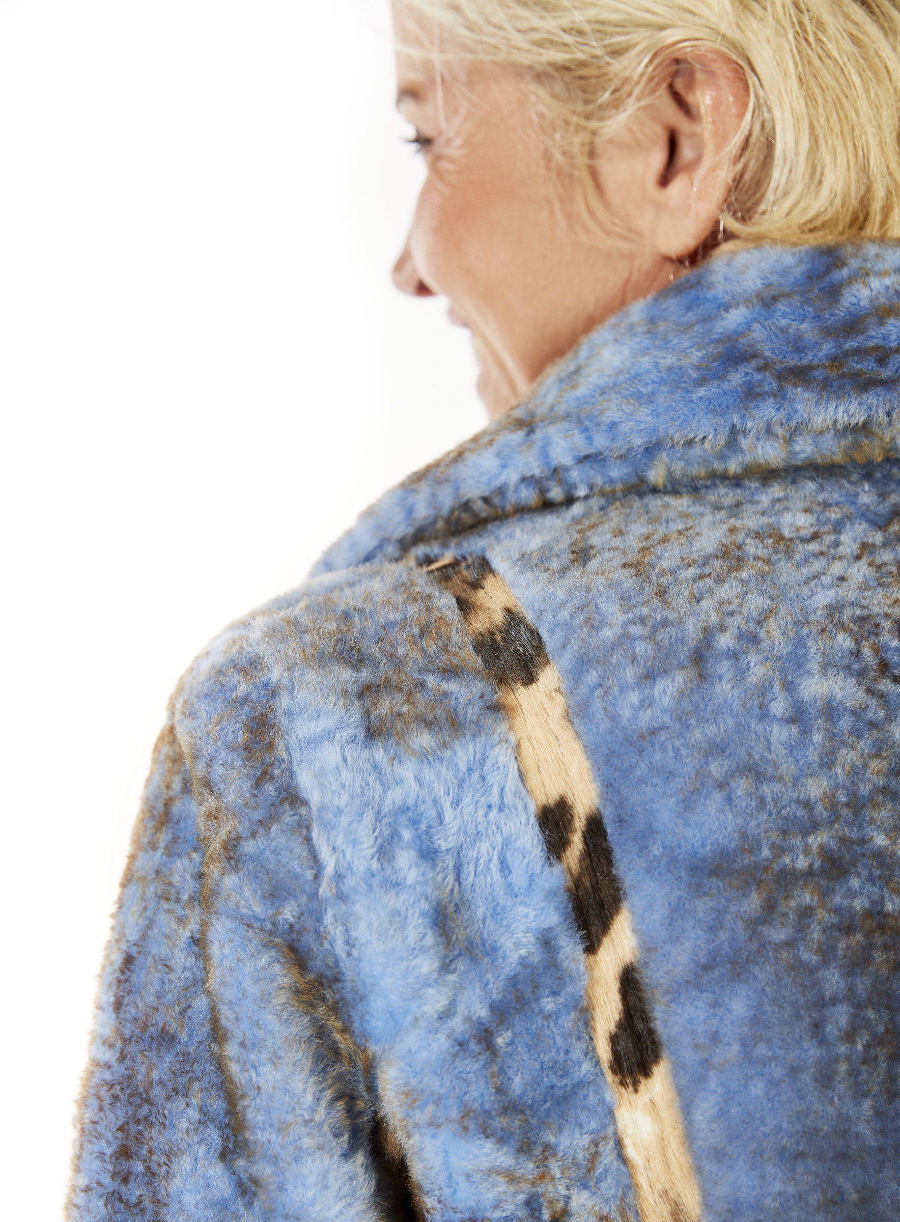 Modischer Lammfell Mantel mit Zickel in Leoprint