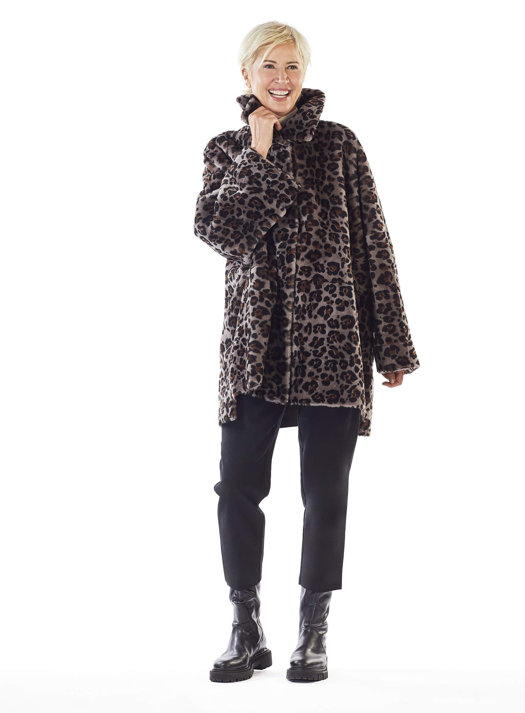 Sportlich-elegante Jacke aus Lammfell mit Leoprint