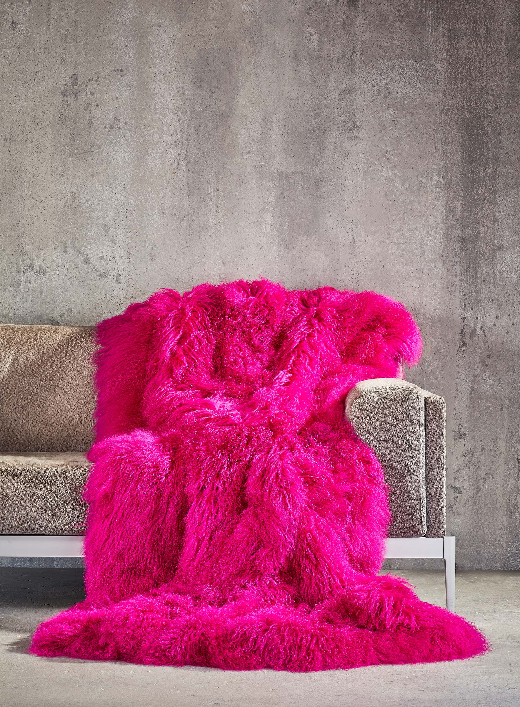 Tibetlamm Felldecke mit Stoffrückseite in pink