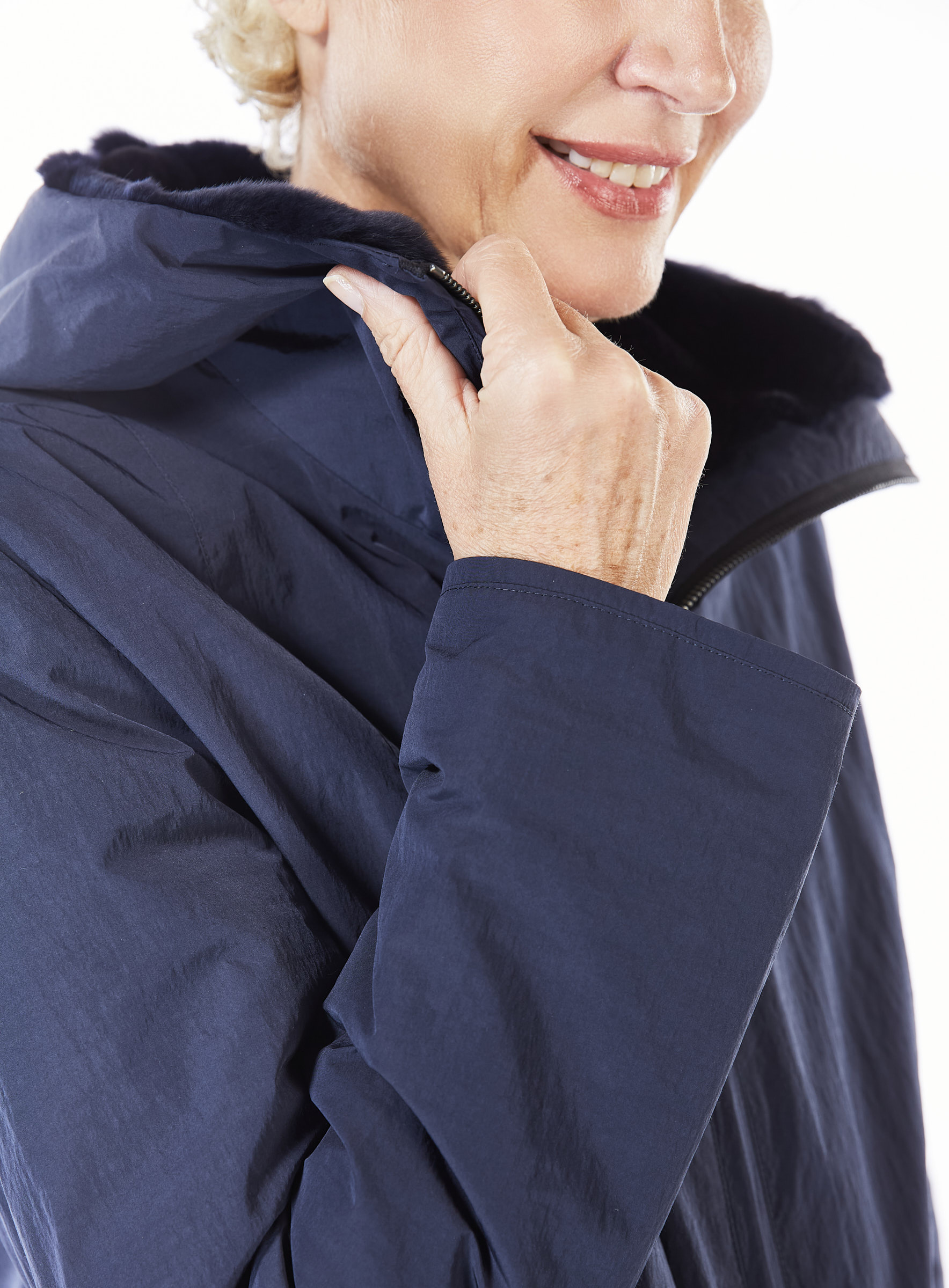Dunkelblaue Anorak Jacke mit Samtwiesel Fell