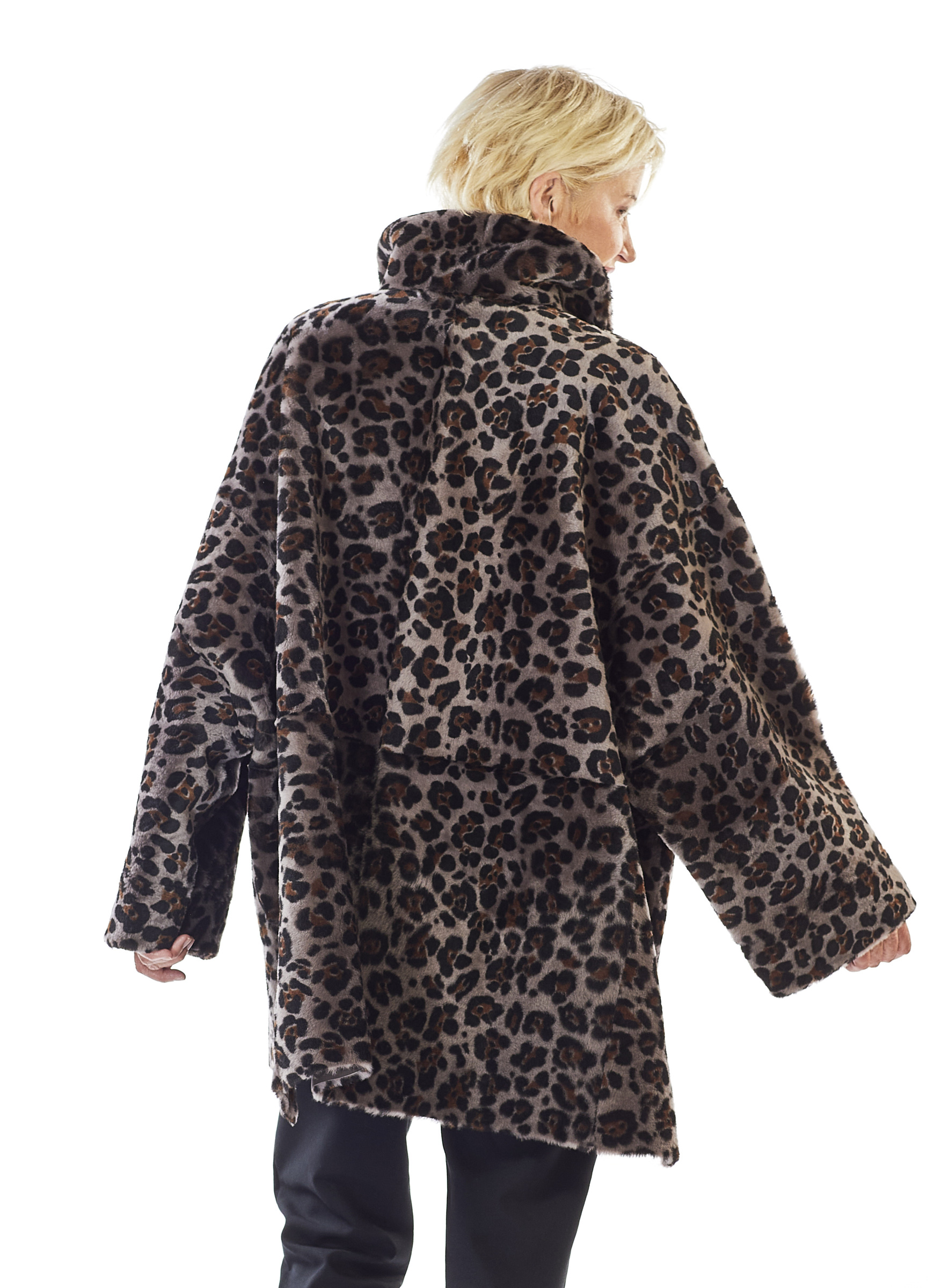 Sportlich-elegante Jacke aus Lammfell mit Leoprint