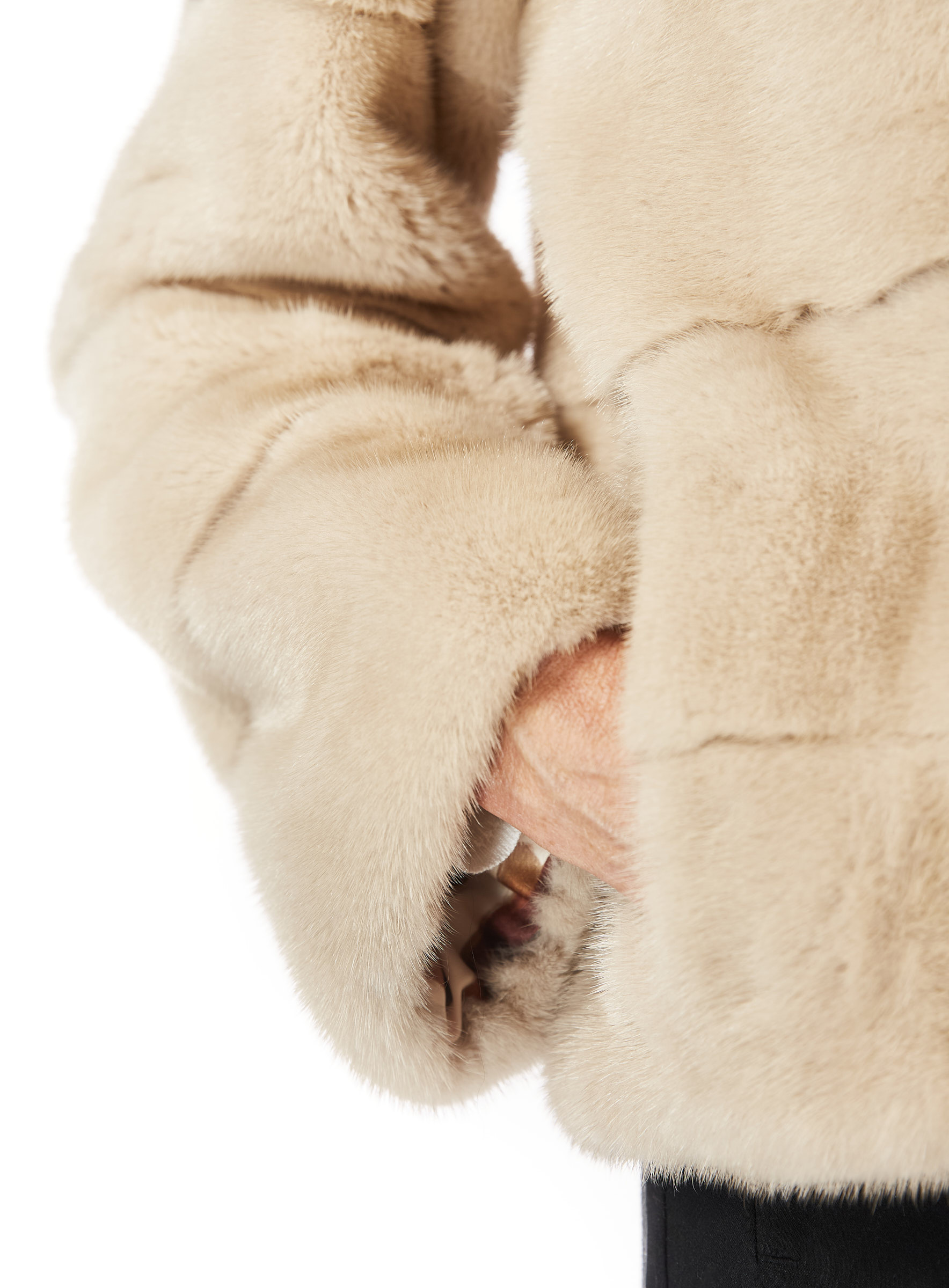 Kurze Nerz Kapuzenjacke in Querverarbeitung beige