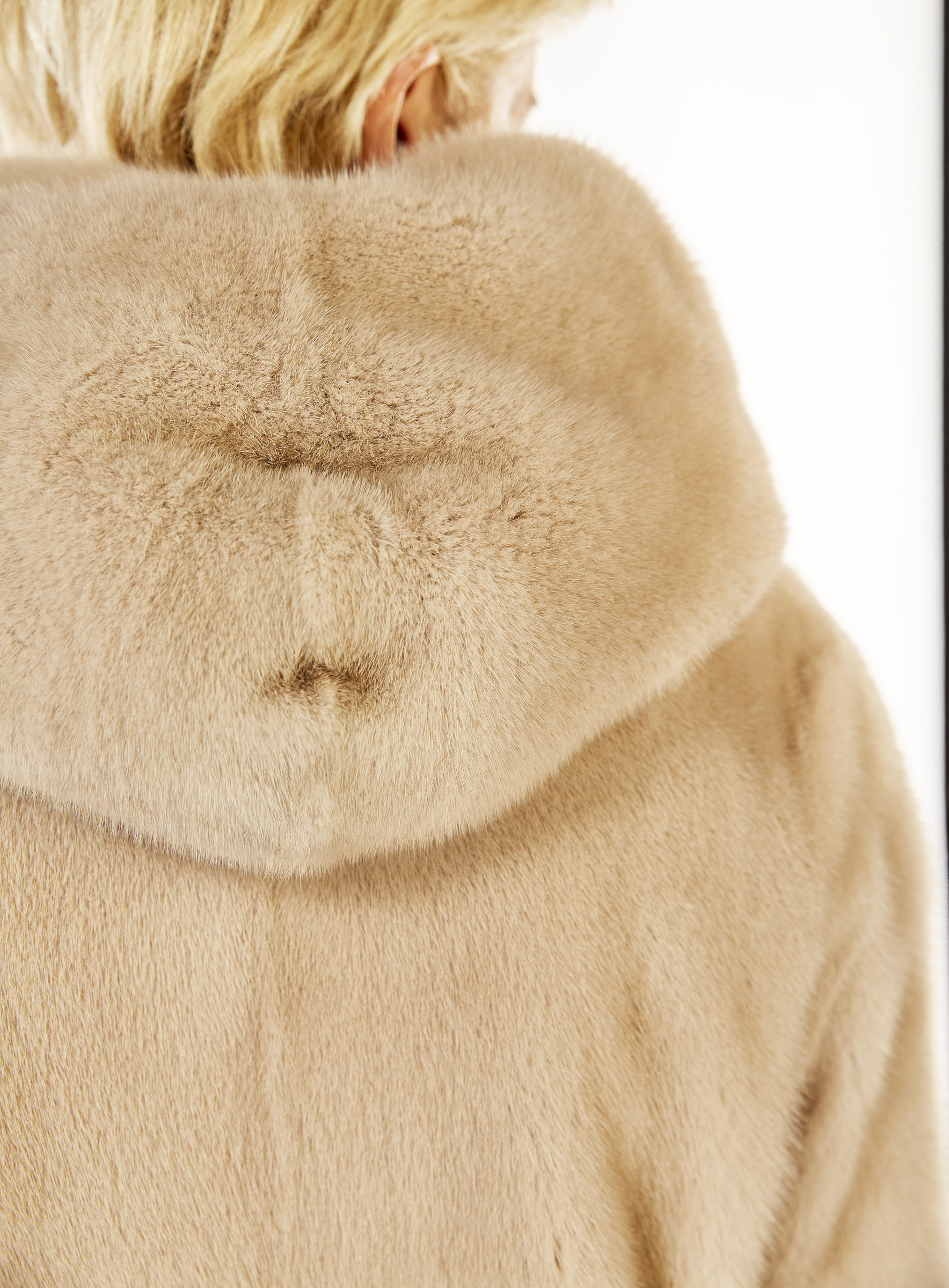 Kurze Nerzjacke beige mit Kapuze