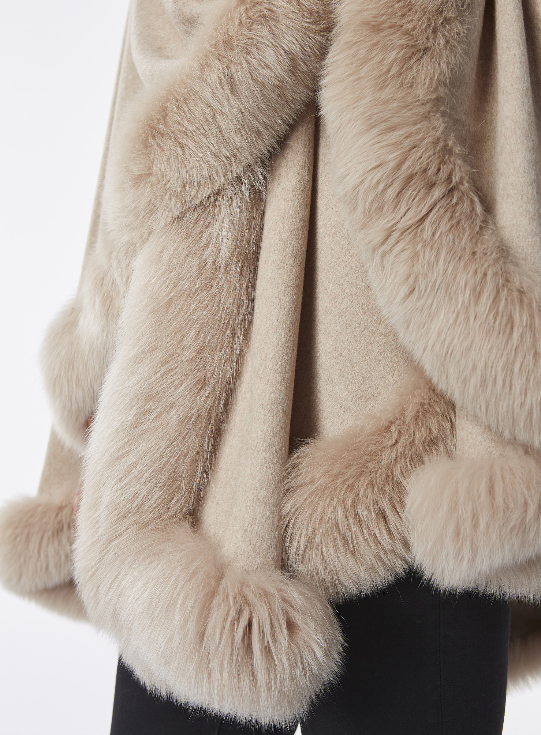 Cashmere Cape mit Blaufuchs beige