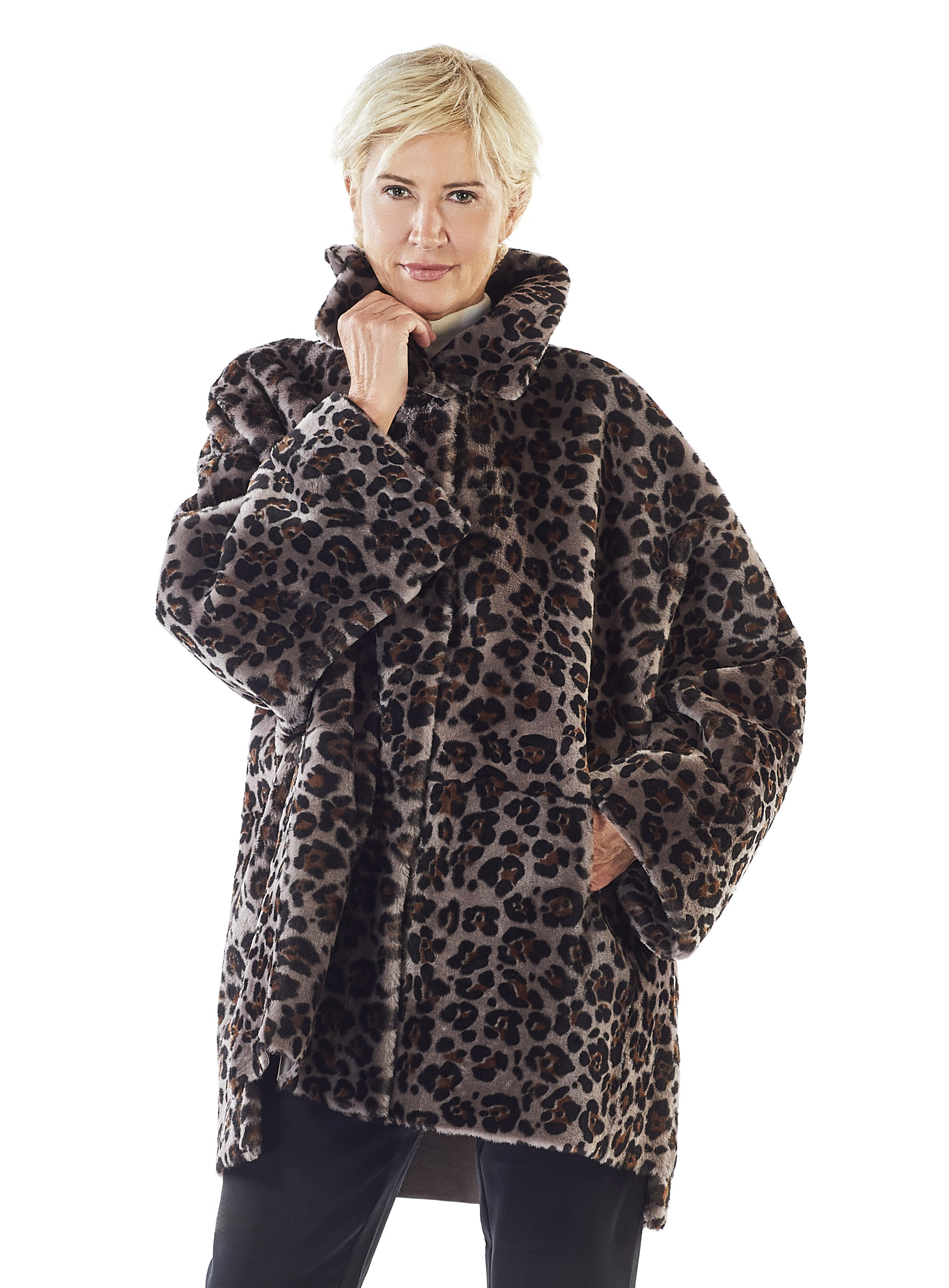 Sportlich-elegante Jacke aus Lammfell mit Leoprint