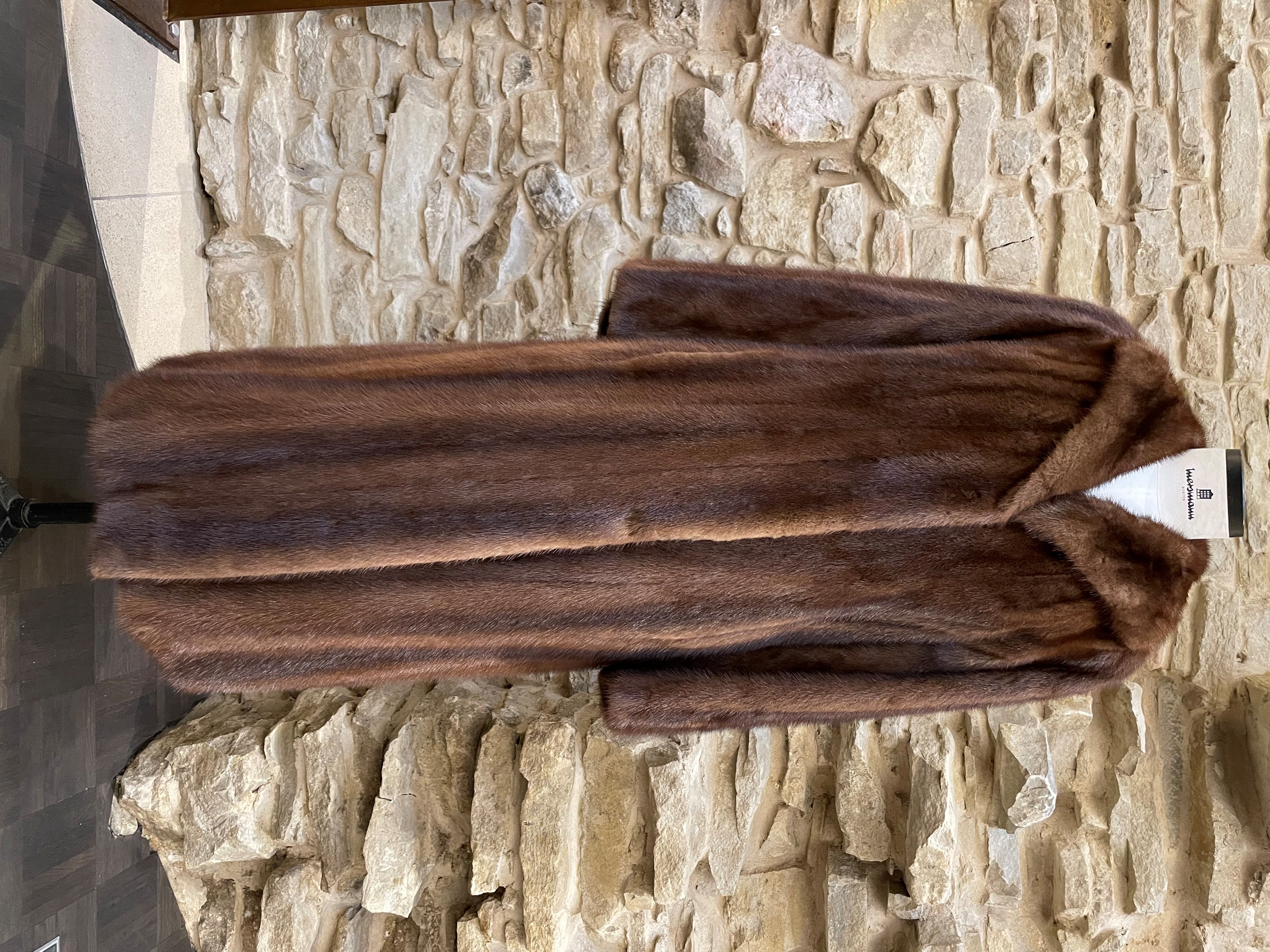Umgestaltung eines Nerzmantels in einen runden Nerzhocker