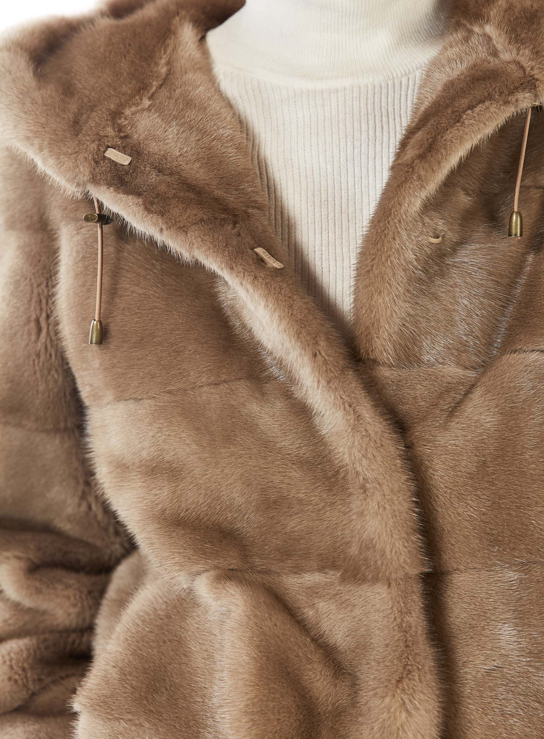 Kurze Nerz Kapuzenjacke in Querverarbeitung pearl