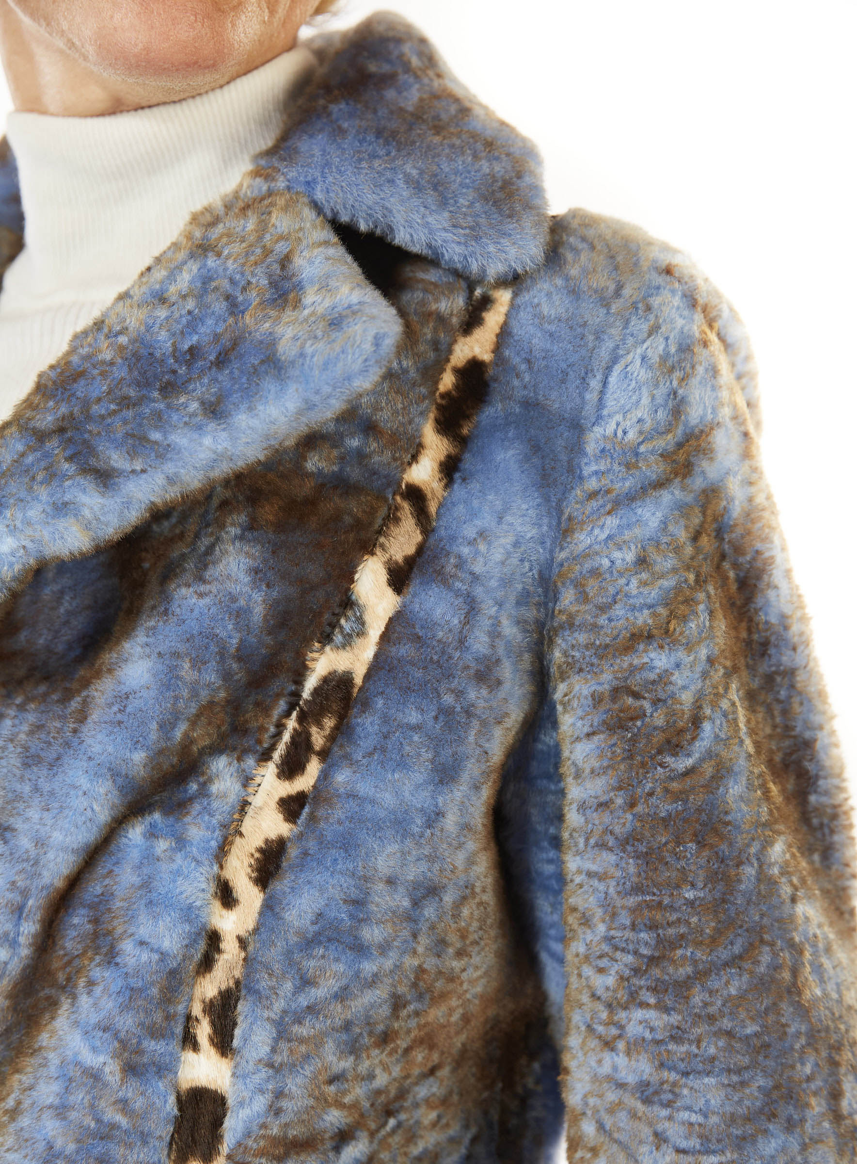 Modischer Lammfell Mantel mit Zickel in Leoprint