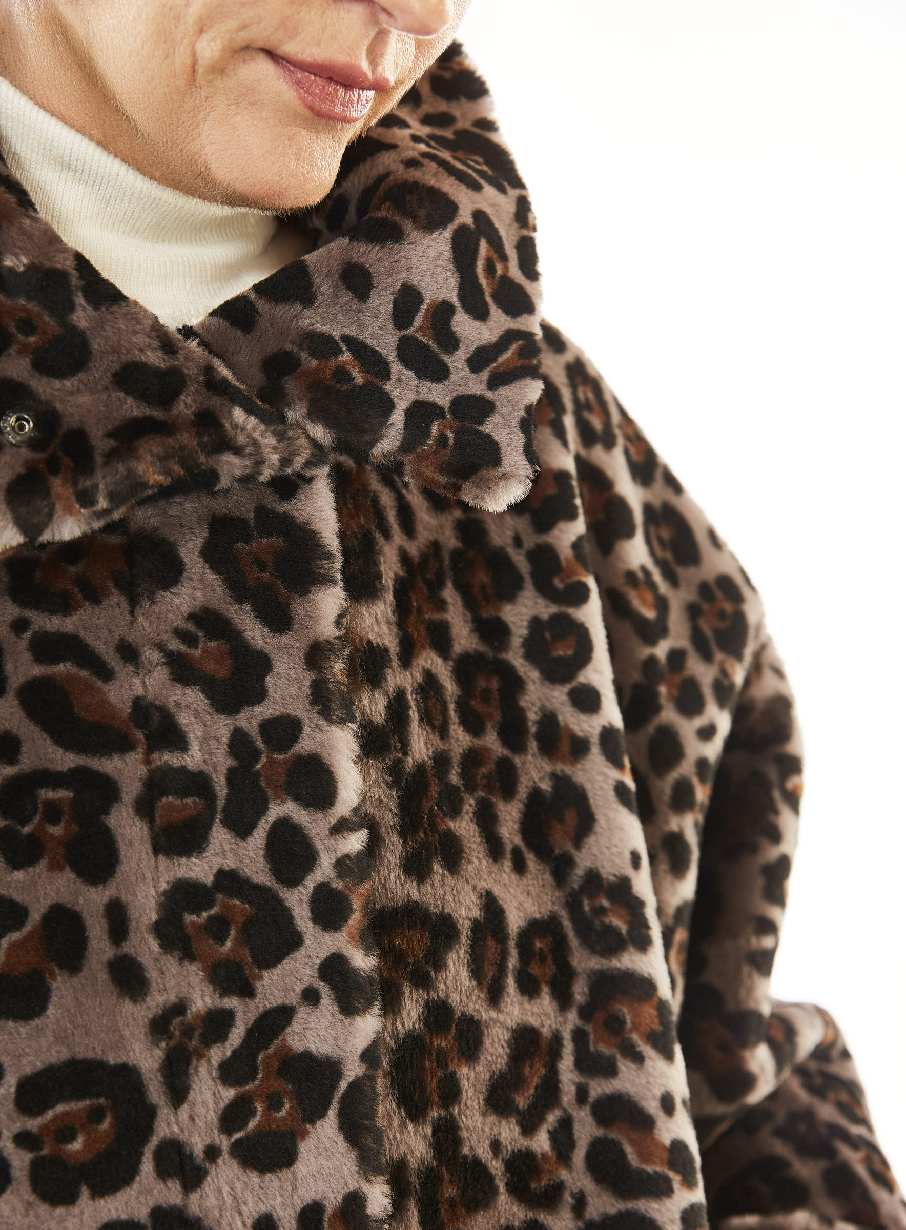 Sportlich-elegante Jacke aus Lammfell mit Leoprint