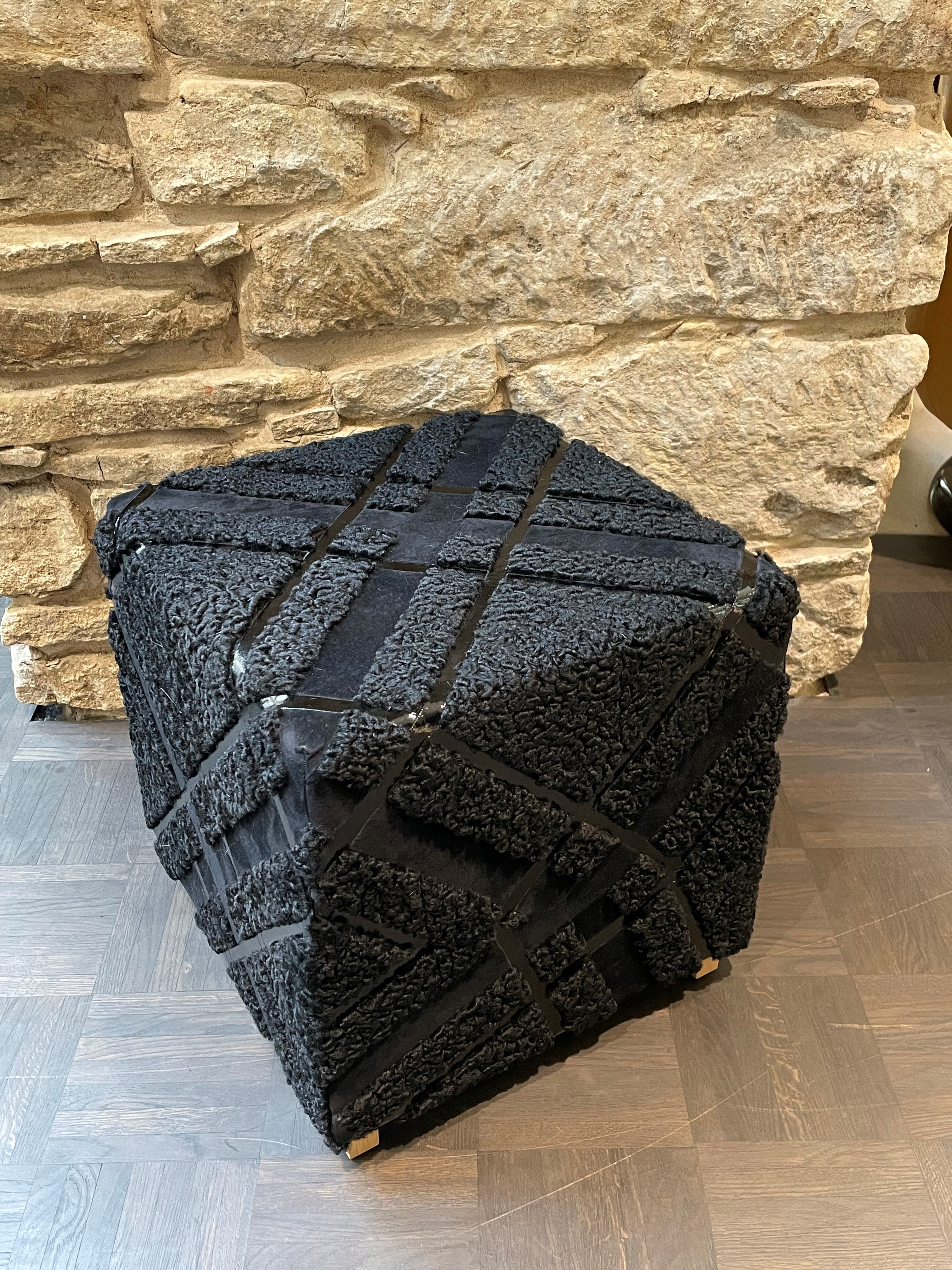 Umabeitung eines Persianermantels in einen Hocker