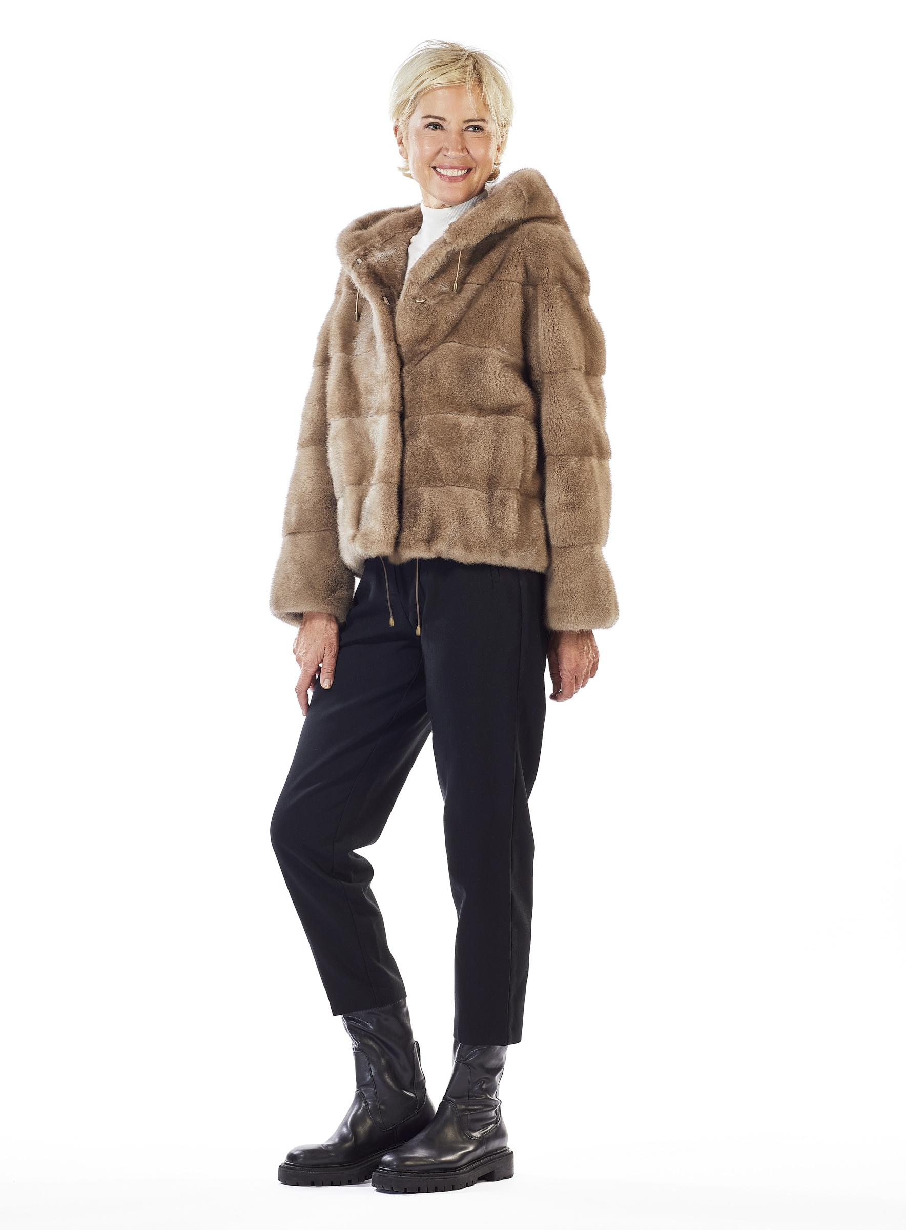 Kurze Nerz Kapuzenjacke in Querverarbeitung pearl