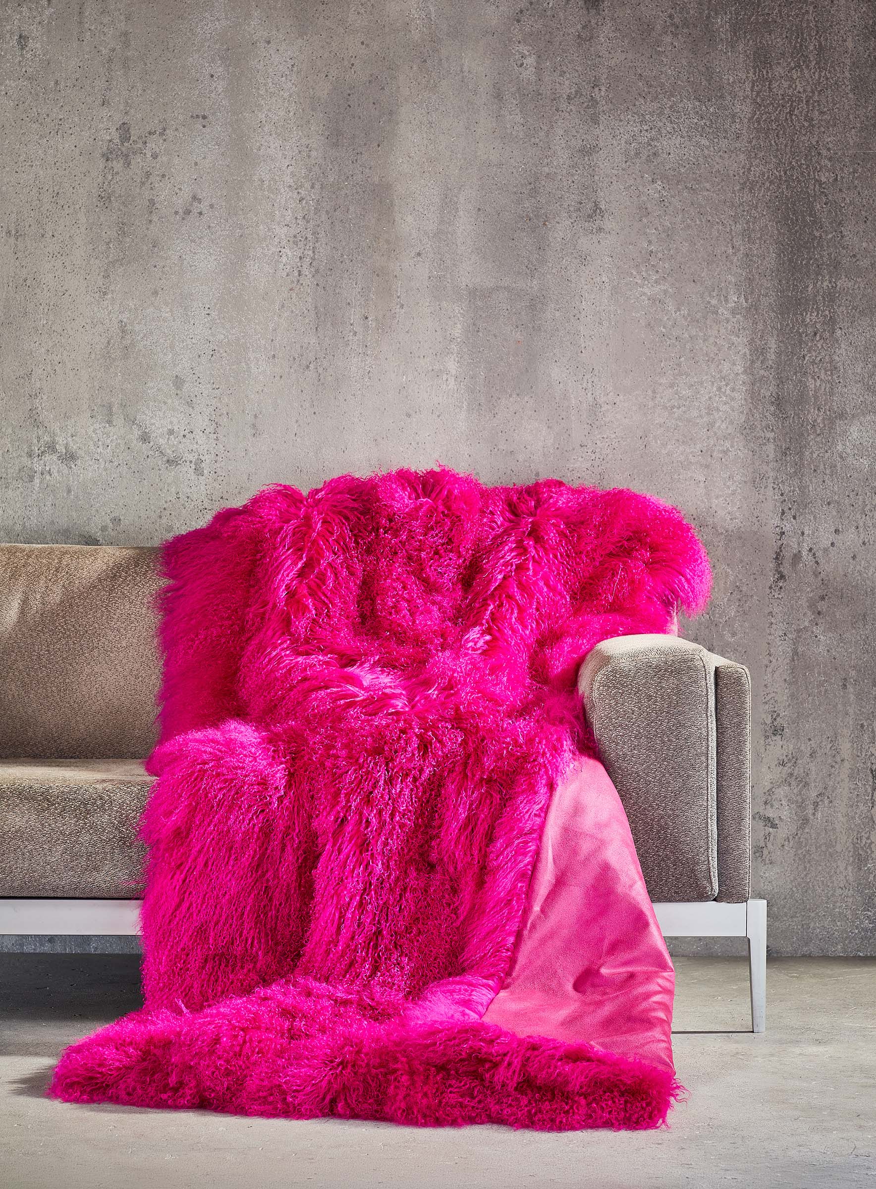 Tibetlamm Felldecke mit Stoffrückseite in pink