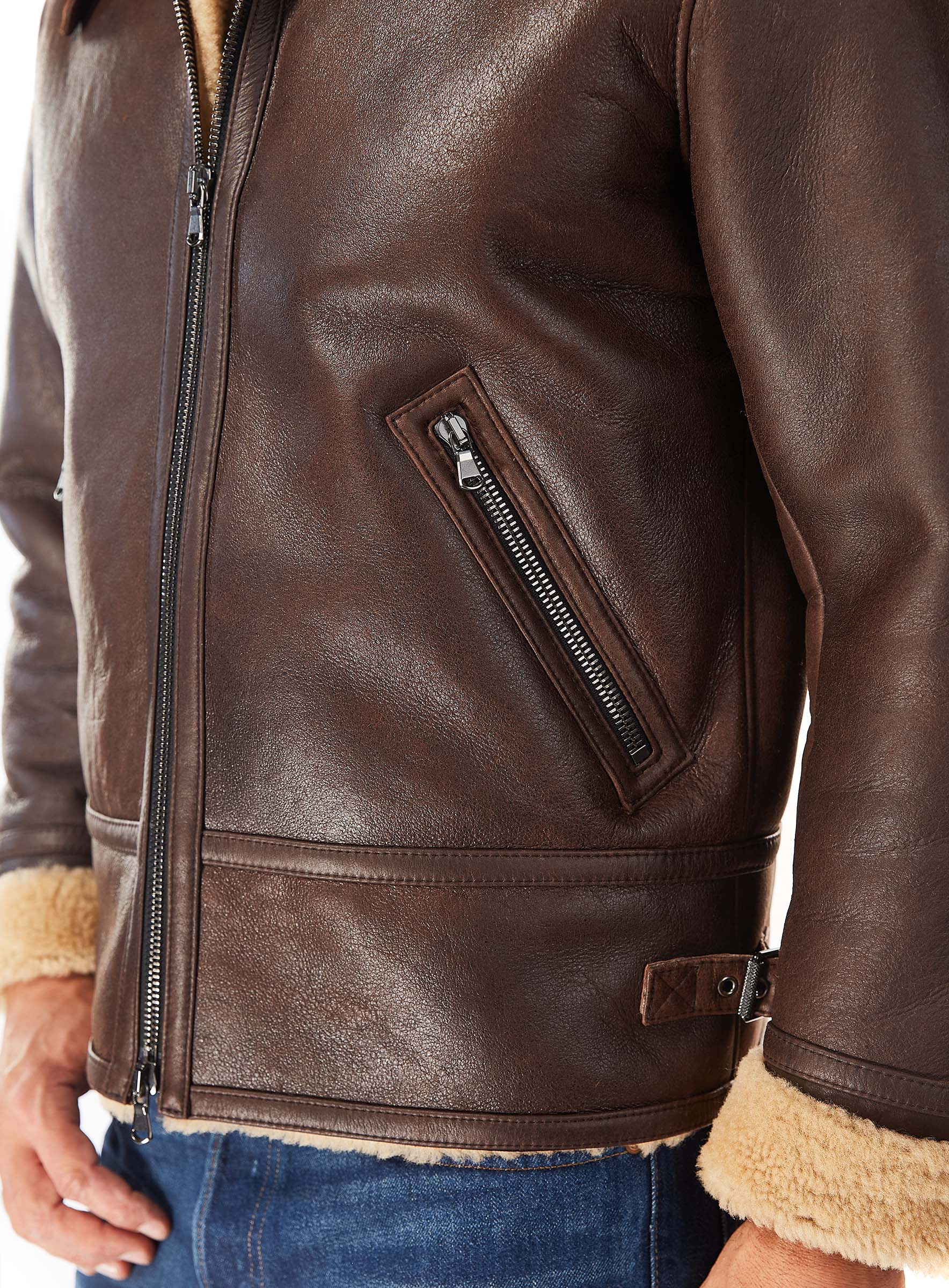 Kurze Lammfell Jacke dunkelbraun im Pilotenstil
